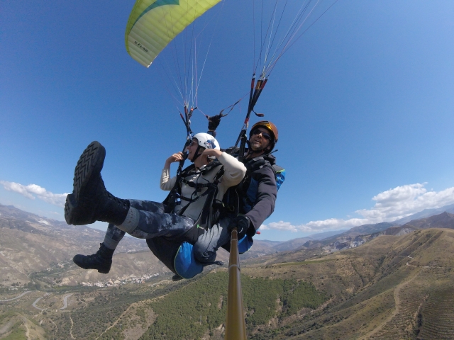 Instructor y pasajero en parapenle