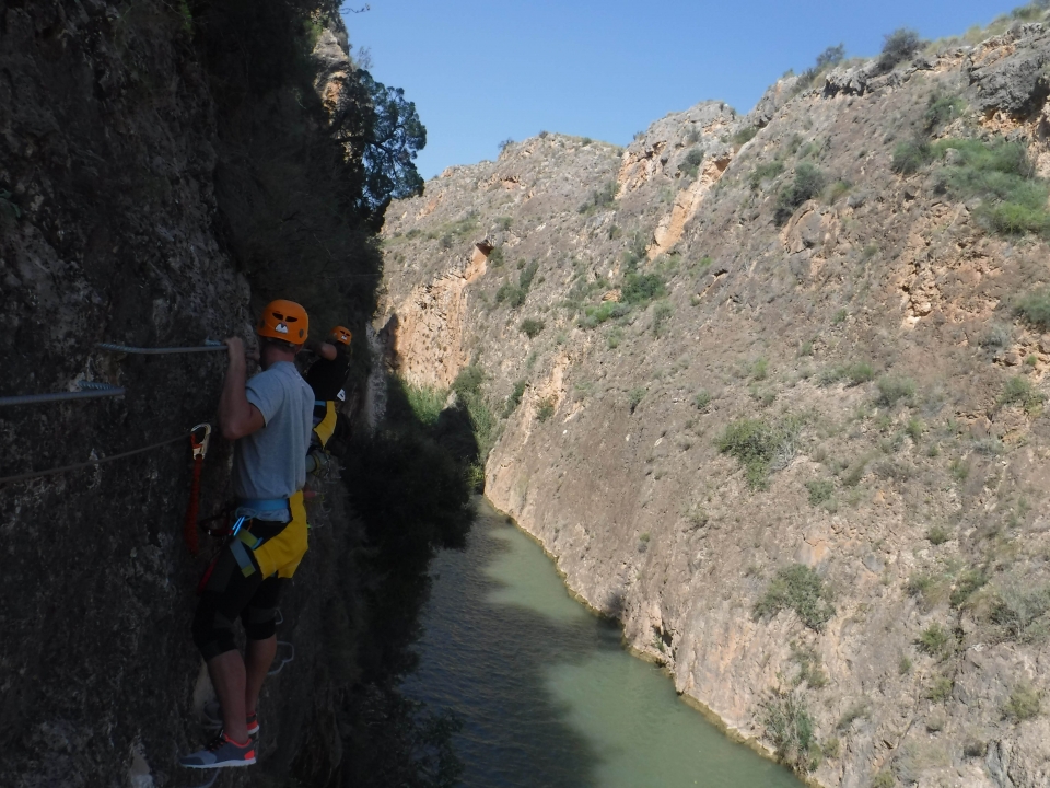 Atravesando el rio Segura en la via ferrata Atravesando el rio Segura en la via ferrata