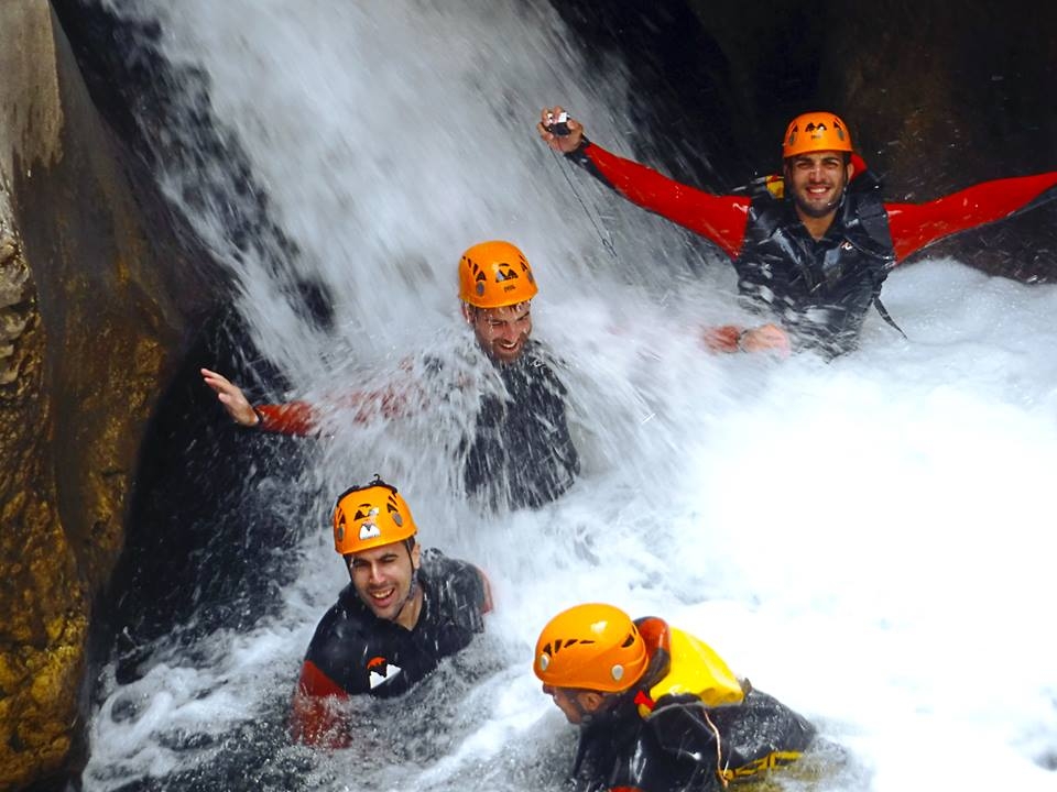 disfrutando de las cascadas en el body rafting