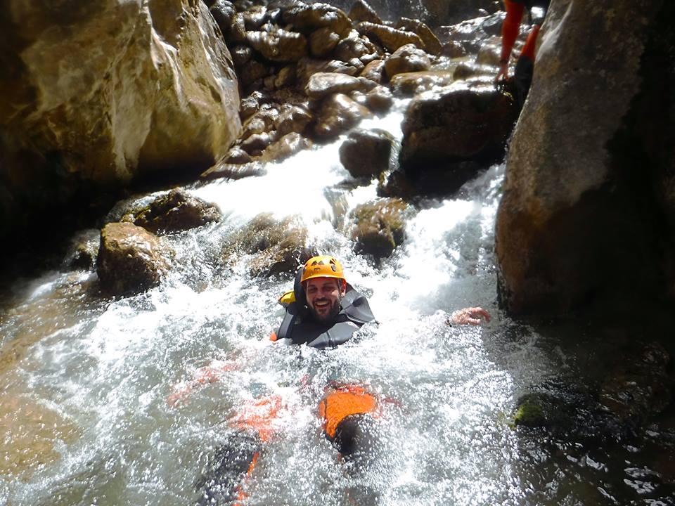 emocionanle aventura de body rafting por el rio segura