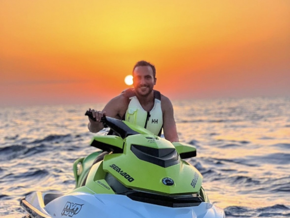 En jetski disfrutando del atardecer