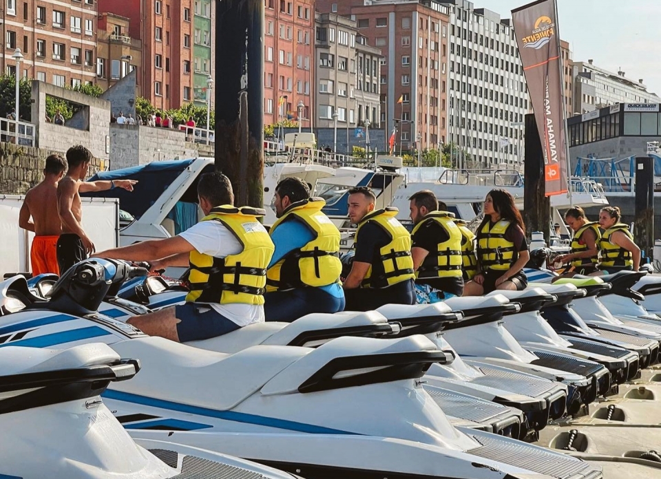 En las jet skis con amigos
