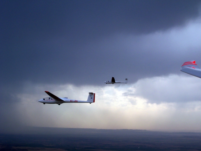 Planeadora sobre las nubes