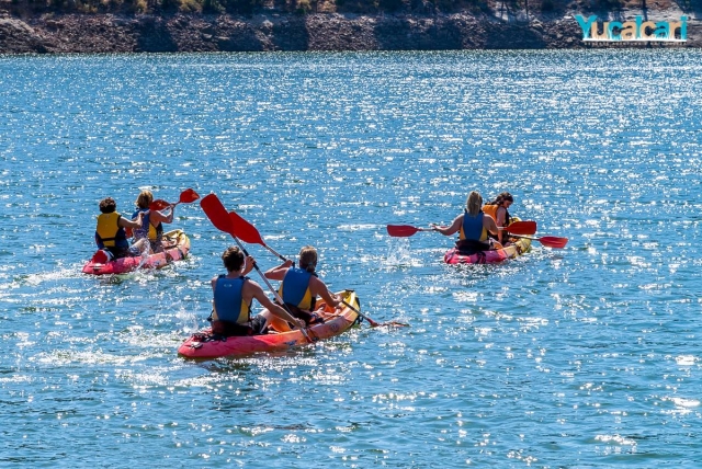 Pbaños con la familia en canoa Presa San Juan