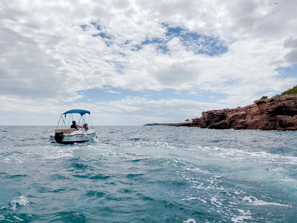 Barco navegando por la Costa Dorada