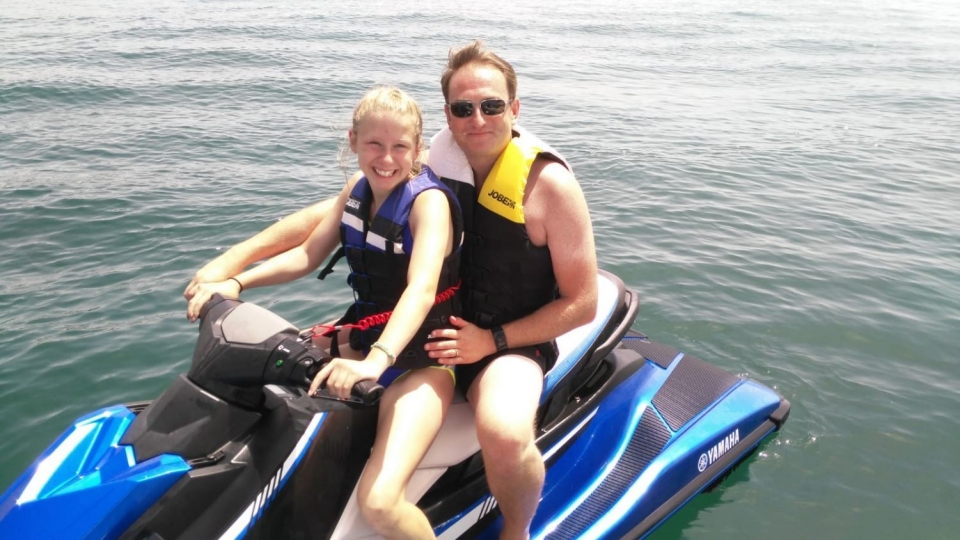 Una niña feliz duranle una travesía en jet ski biplaza Una niña feliz duranle una travesía en jet ski biplaza
