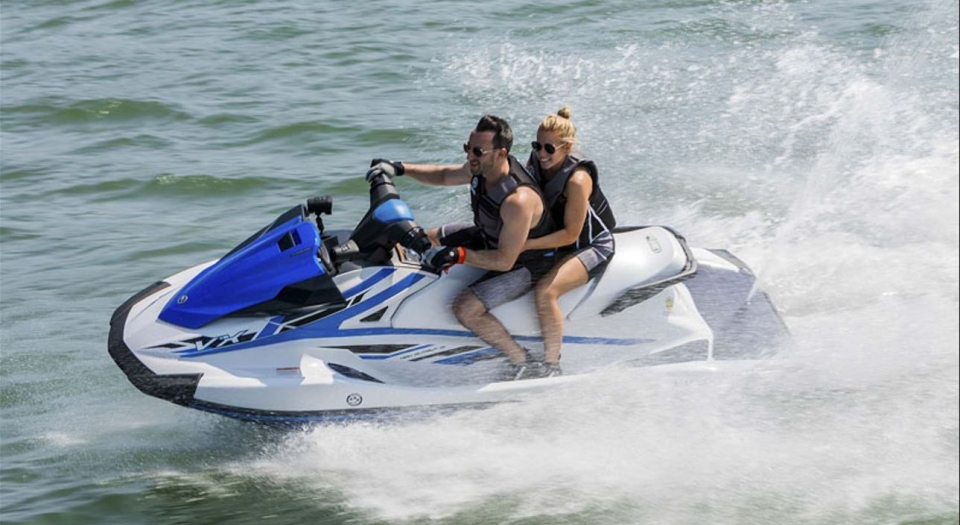 Una pareja poniendo la jet ski al límile a través del Mediterráneo