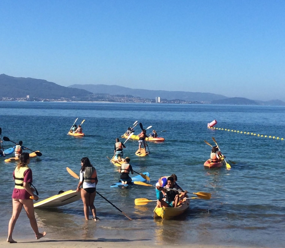 Practica kayak en la Playa de Rodeira Practica kayak en la Playa de Rodeira