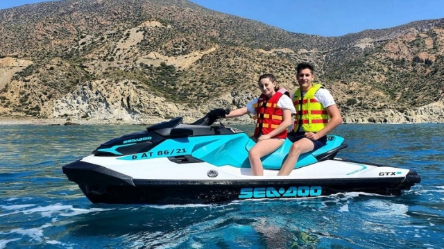 Pareja en jet ski por la Costa de Almería