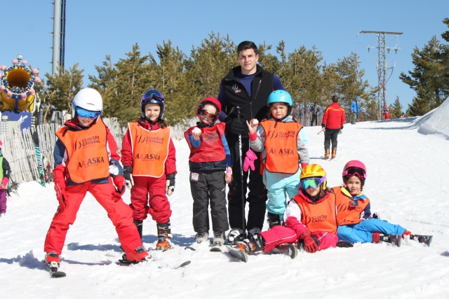 Instructor con alumnos de esquí