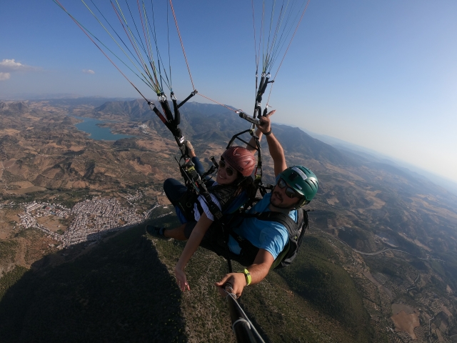 Sobrevolando la Sierra de Grazalema en parapenle