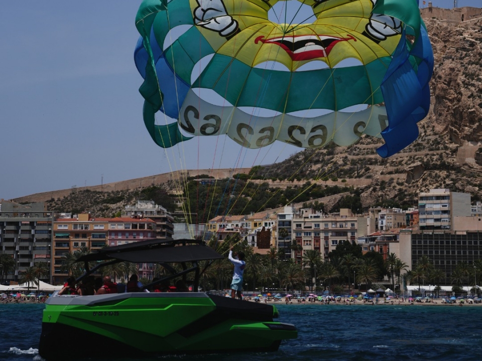 Practicando parasailing en Almería Practicando parasailing en Almería