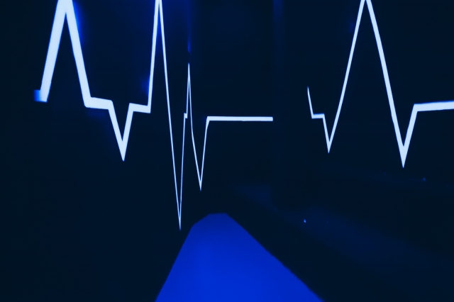 Sala iluminada para la batalla laser