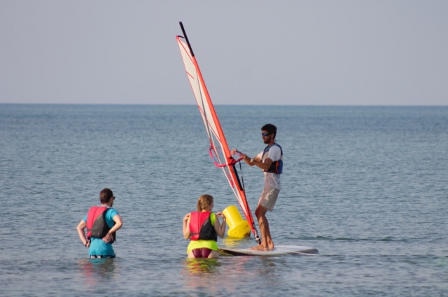 practicando en la clase de windsurf practicando en la clase de windsurf