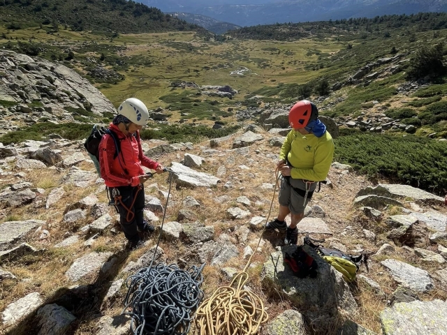 Equipada con el material de escalada