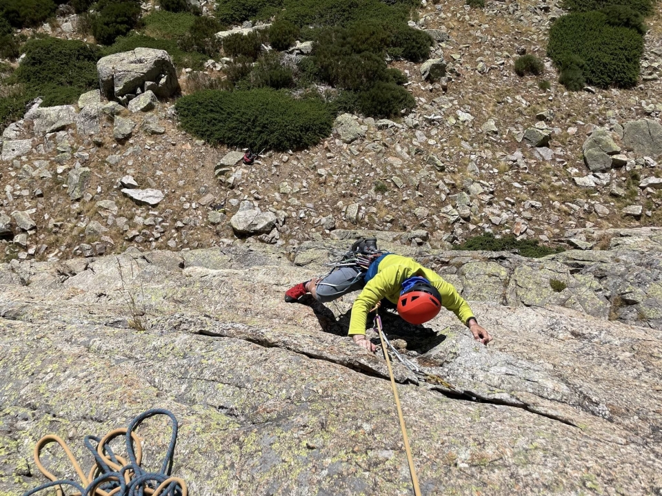 Subiendo por la pared de piedra
