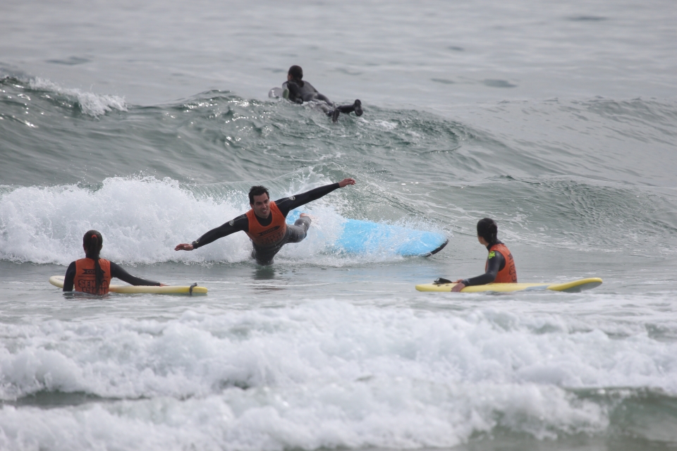 Cayendo al agua desde la tabla de surf Cayendo al agua desde la tabla de surf