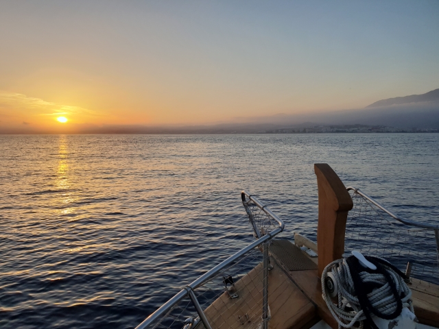 Paseo en barco al atardecer