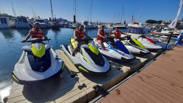 Sobre las jet skis en el puerto de Santander