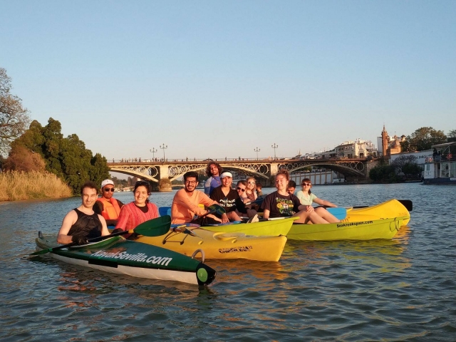 Amigos a bordo de las canoas