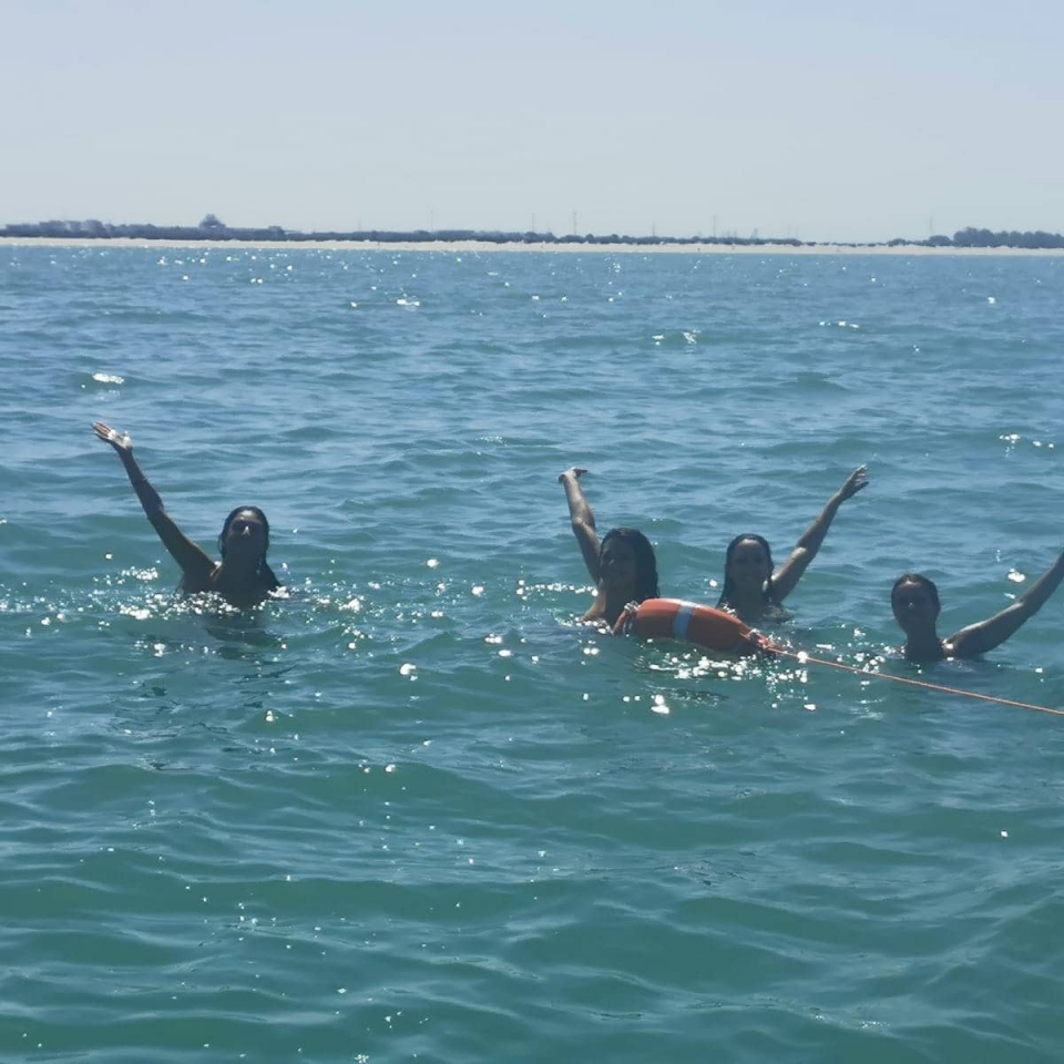 Grupo disfrutando de paseo en barco 