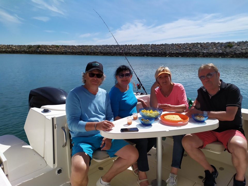 Grupo disfrutando de paseo en barco