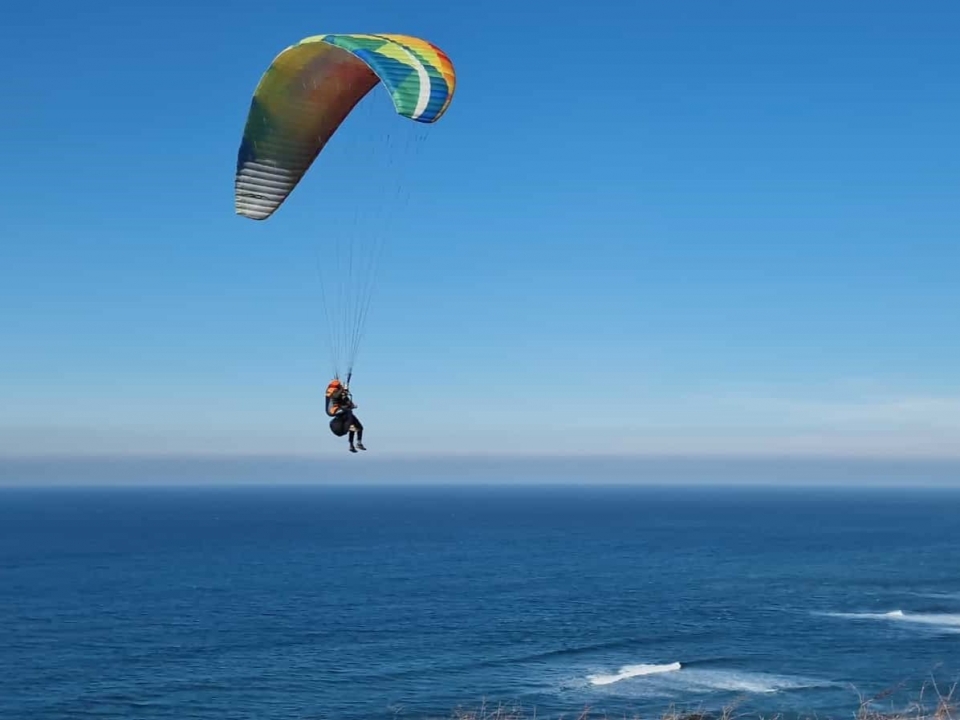 Disfrutando de un paseo en parapente Disfrutando de un paseo en parapente
