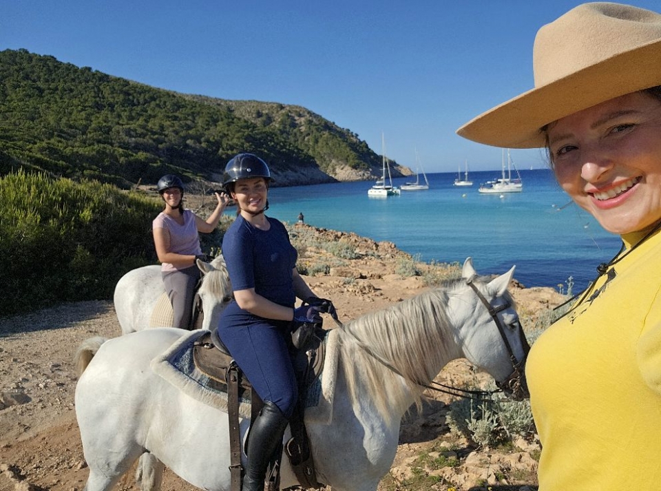 Admirando los paisajes durante la cabalgamarra en Mallorca Admirando los paisajes durante la cabalgamarra en Mallorca