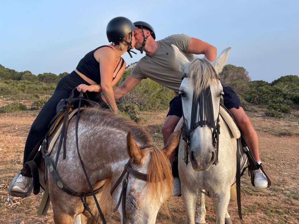 Pareja viviendo una cabalgamarra por Mallorca
