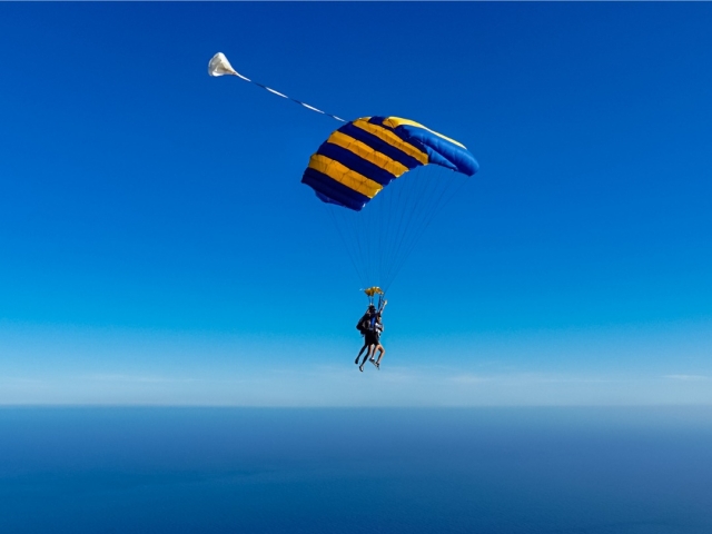 Volando en paracaídas
