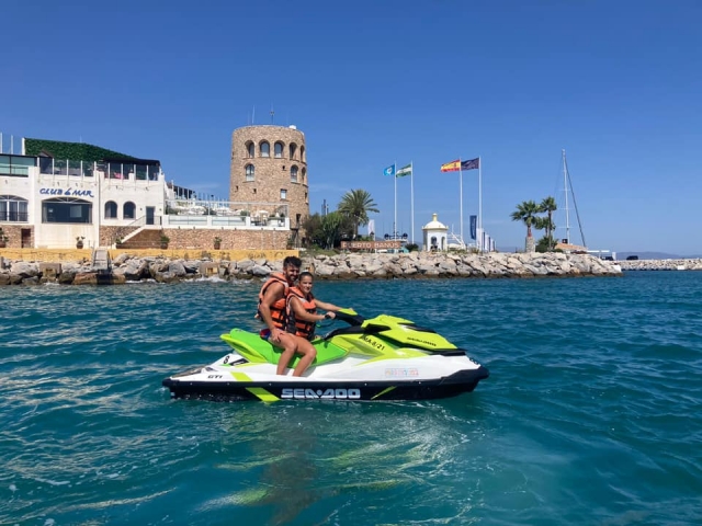 Recorre Nerja en jet ski
