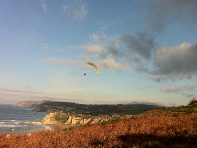 Parapenle volando por la Costa Vasca