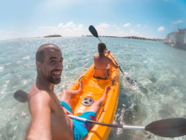 Disfrutando del renta de un kayak doble