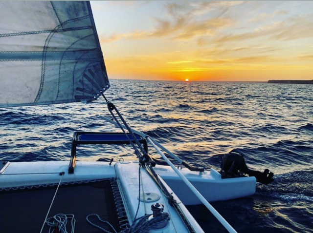 Viaje en velero a la puesta de sol por la costa menorquina