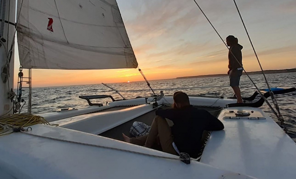 Ruta en velero al atardecer en las Islas Baleares