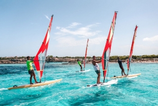 Renta de equipo de windsurf en Es Pujols, 10 h