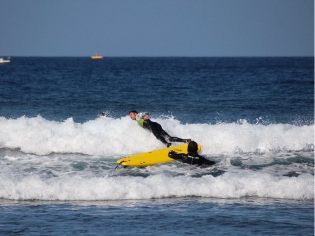 Aprendiendo a surfear en la Playa de las Américas