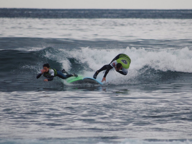 Chapuzón el la Playa de las Américas en clase de surf
