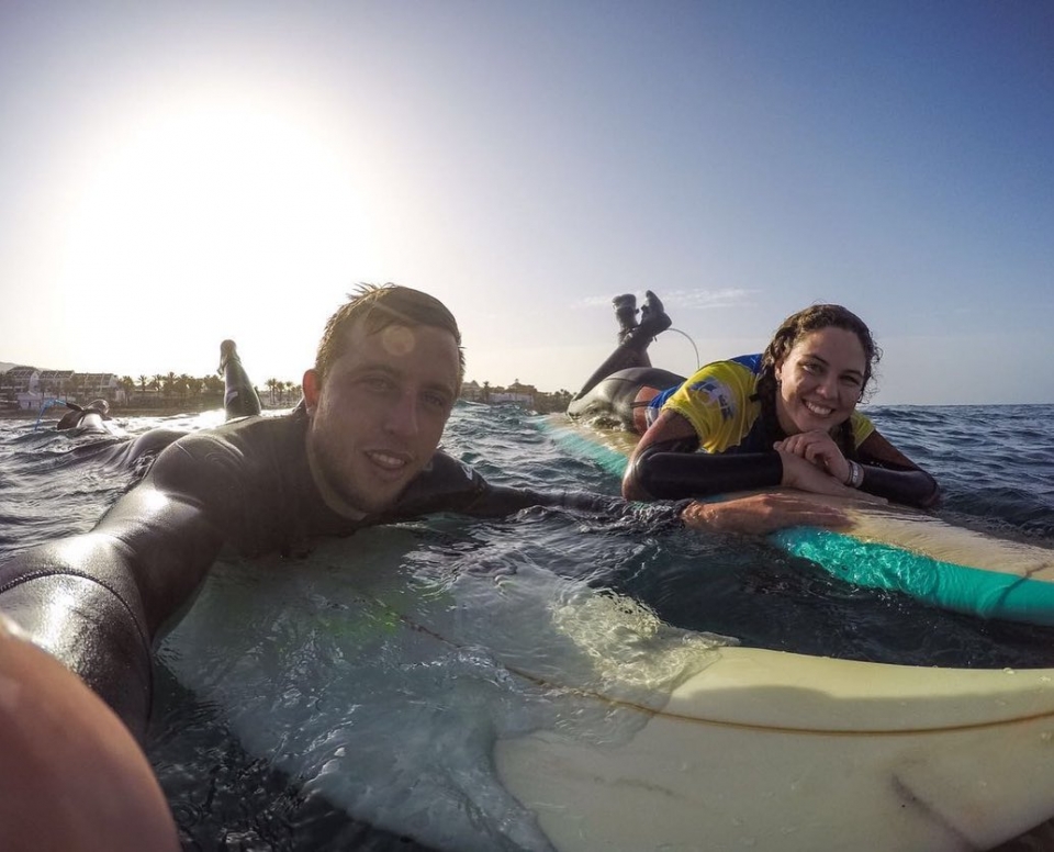 Instructor en clase particular de surf