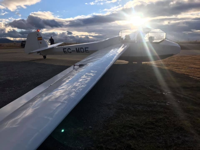 Planeador bajo las nubes