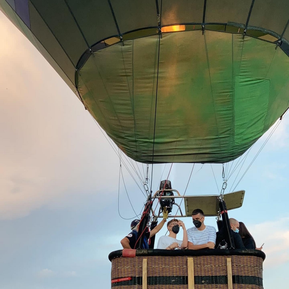 Grupo a bordo del globo