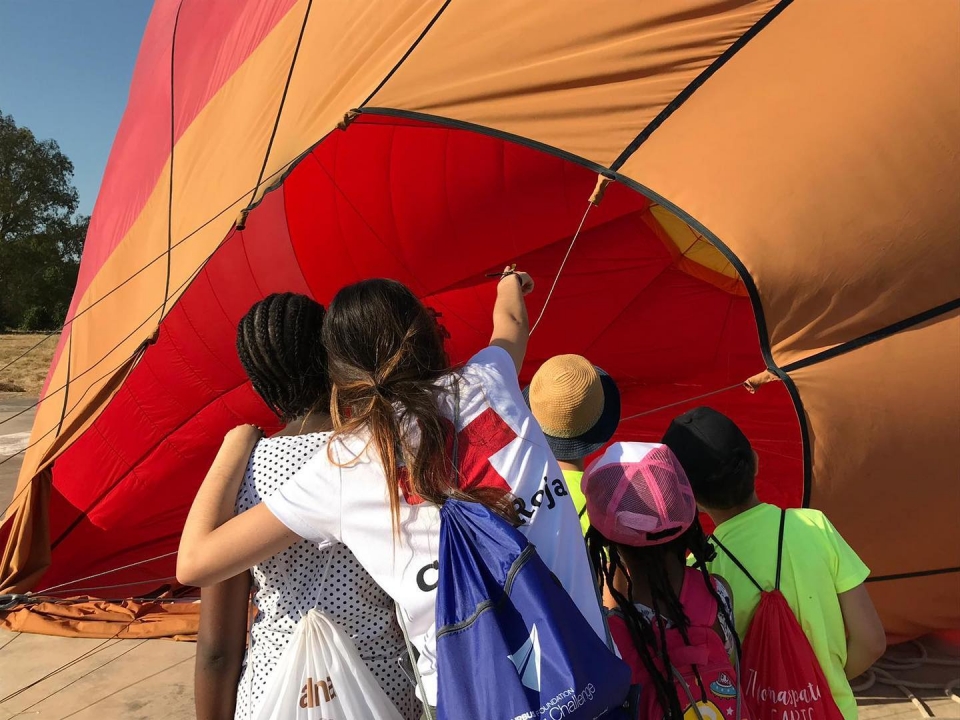 Peques ayudando en el inflado del globo