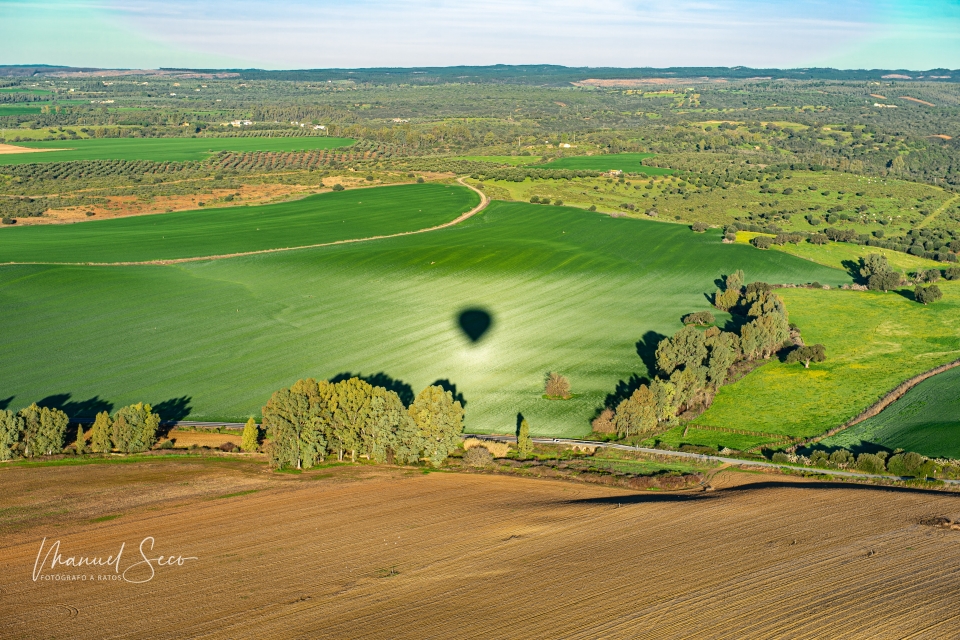 Globo aerostático reflejado en los campos de Tejada Globo aerostático reflejado en los campos de Tejada