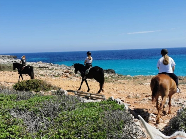 Excursión a caballo por la playa en Menorca 