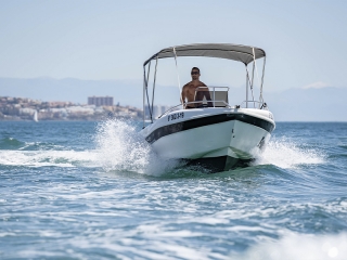 Renta de barco sin patrón en Fuengirola de 8h