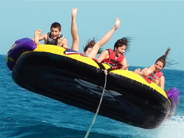 Amigos a bordo del crazy sofa
