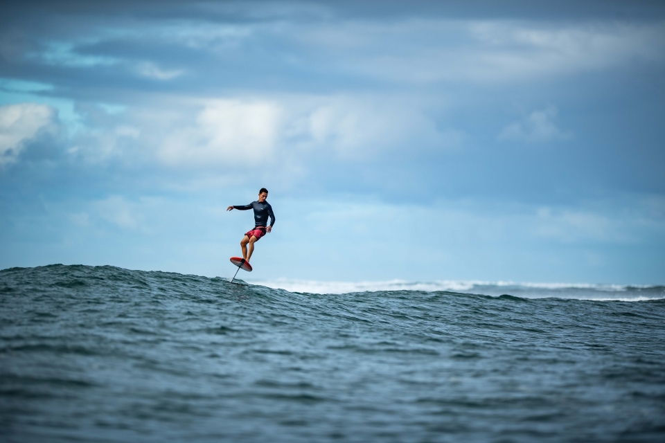 Surfeando con la tabla de efoil