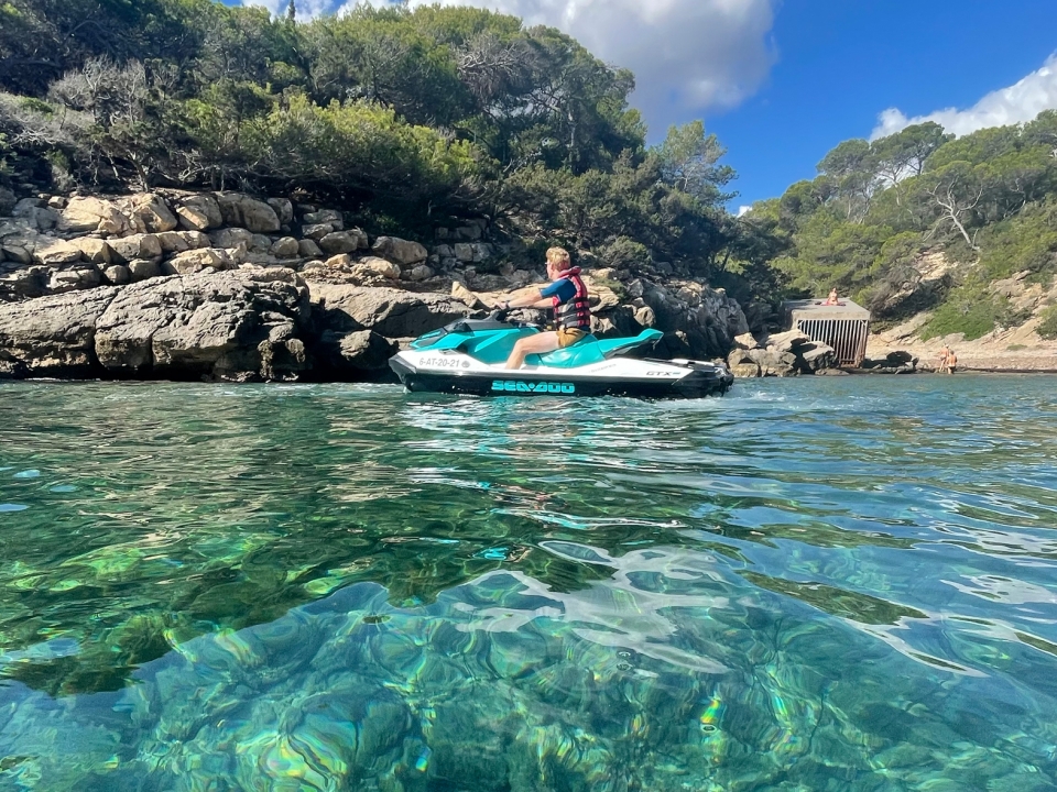 Jetski en aguas cristalinas
