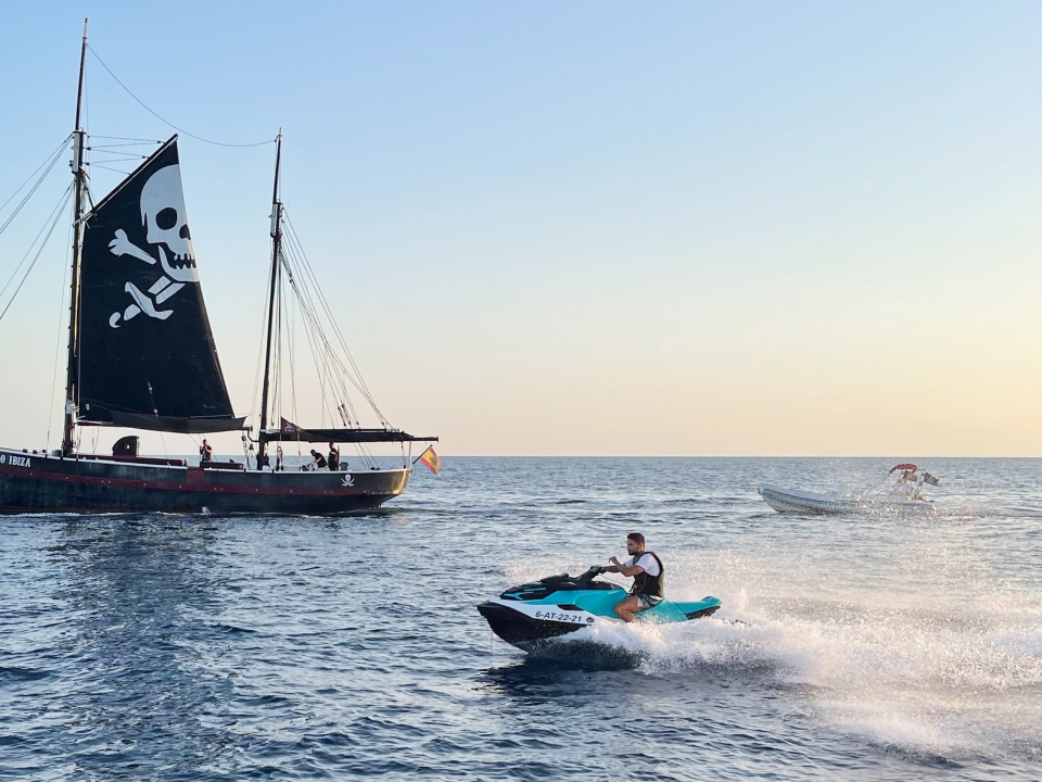 Jet ski con barco piramarra de fondo