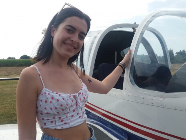 Junto a la avioneta antes del vuelo